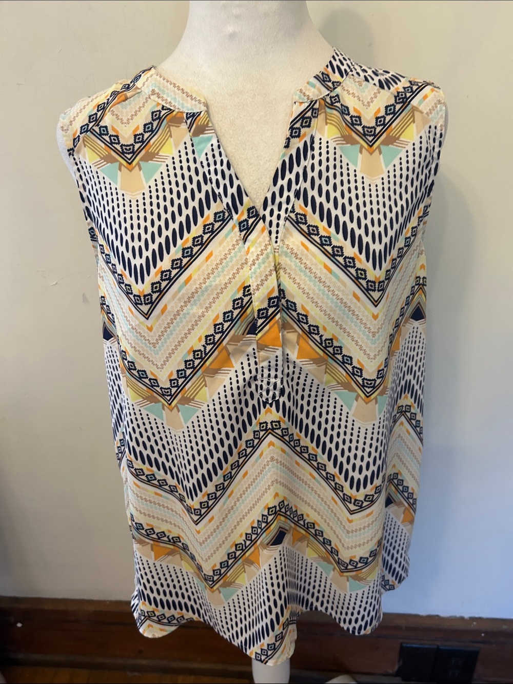 Skies Are Blue Sleeveless Chevron Print V-Neck Top in White and Navy Size M EUC